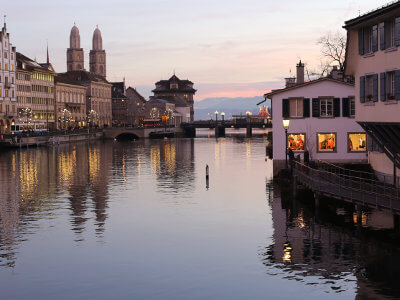 Fluss Limmat, Grossmünster und Altstadt von Zürich