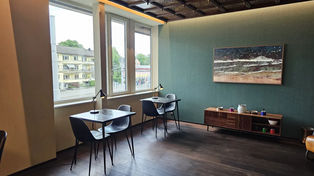 Guggach Smoker Lounge Overview